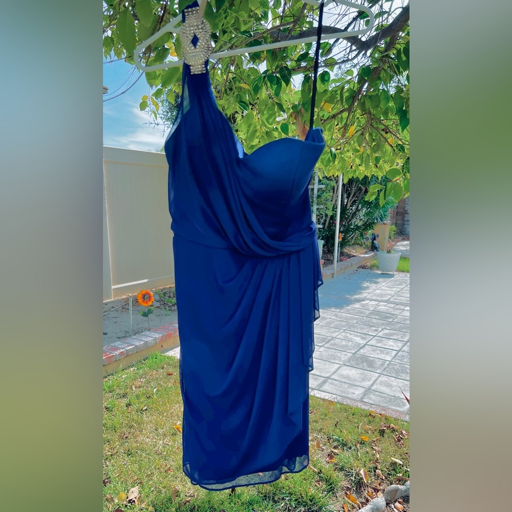 Gorgeous Royal blue cocktail dress. Photos don’t do it justice.